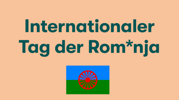 Internationaler Tag der Rom*nja / Abgebildet ist die Roma-Flagge. Die obere Hälfte ist blau, die untere grün. Das repräsentiert den Himmel und die Erde. In der Mitte der Flagge ist ein rotes Speichenrad zu sehen, das für die Wandertradition der Rom*nja steht.